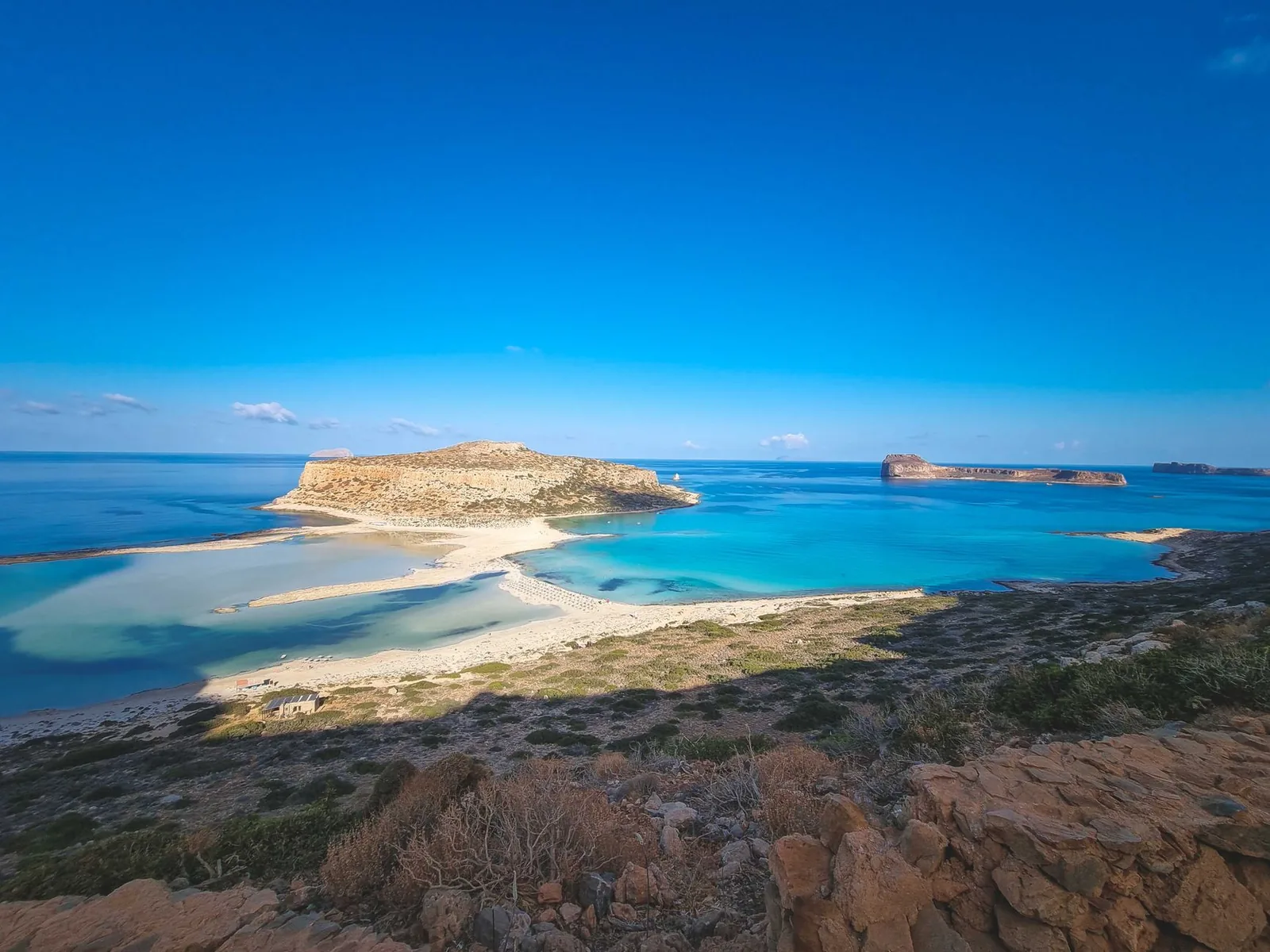 Vue plongeante sur le lagon de Balos et la presqu'île de Gramvousa depuis le sentier de descente