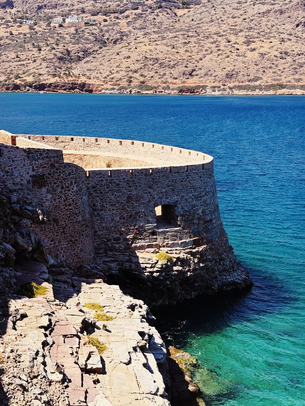 Bastion vénitien de Spinalonga dominant la mer turquoise, en Crète
