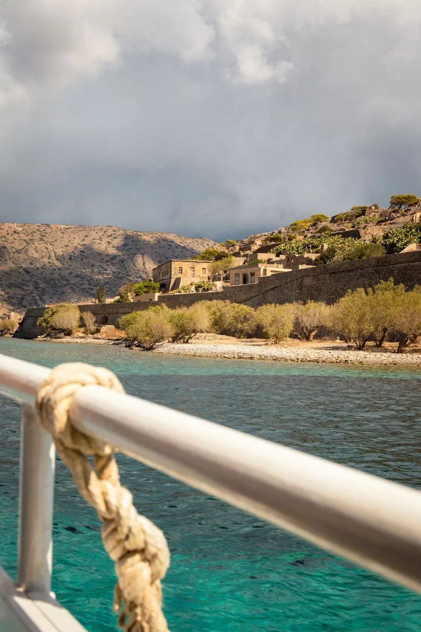 L'île de Spinalonga vue depuis le bateau de la traversée au départ de Plaka
