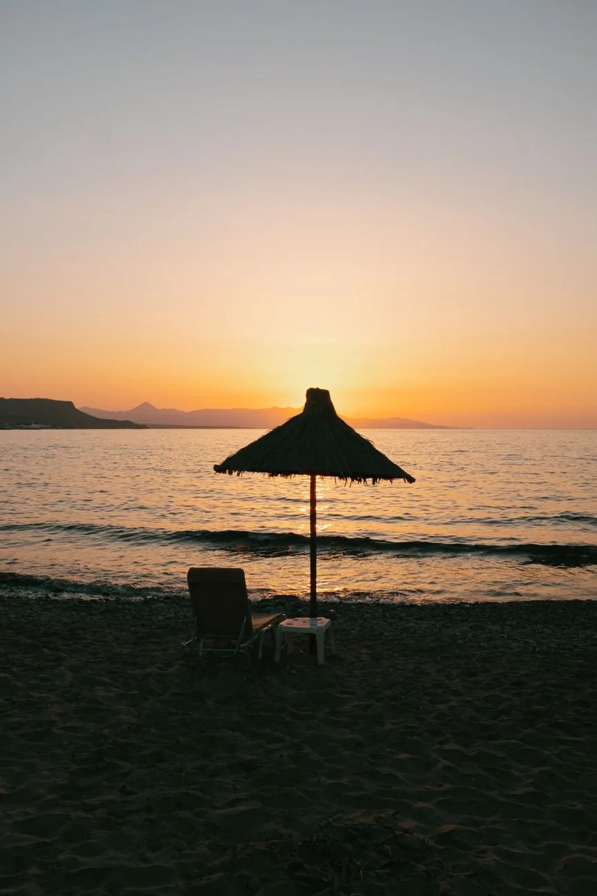 Coucher de soleil sur la mer depuis une plage de l'ouest de la Crète, comme à Falassarna