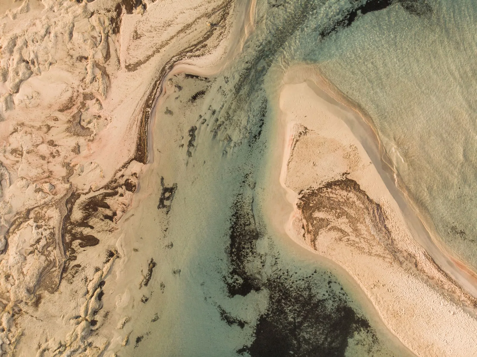 La lagune et le sable rosé d'Elafonissi vus du ciel, en Crète