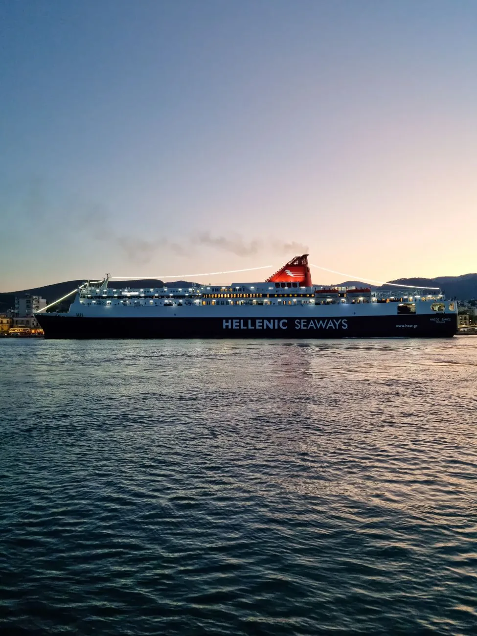 Ferry dans un port de Crète, au départ d'un voyage vers l'île