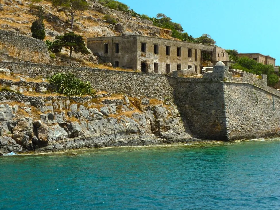 Les remparts de l'île de Spinalonga vus depuis la mer, dans le Lassithi