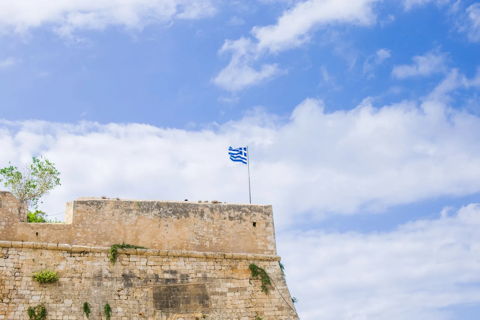 Les remparts de la forteresse Fortezza de Réthymnon surmontés du drapeau grec, en Crète