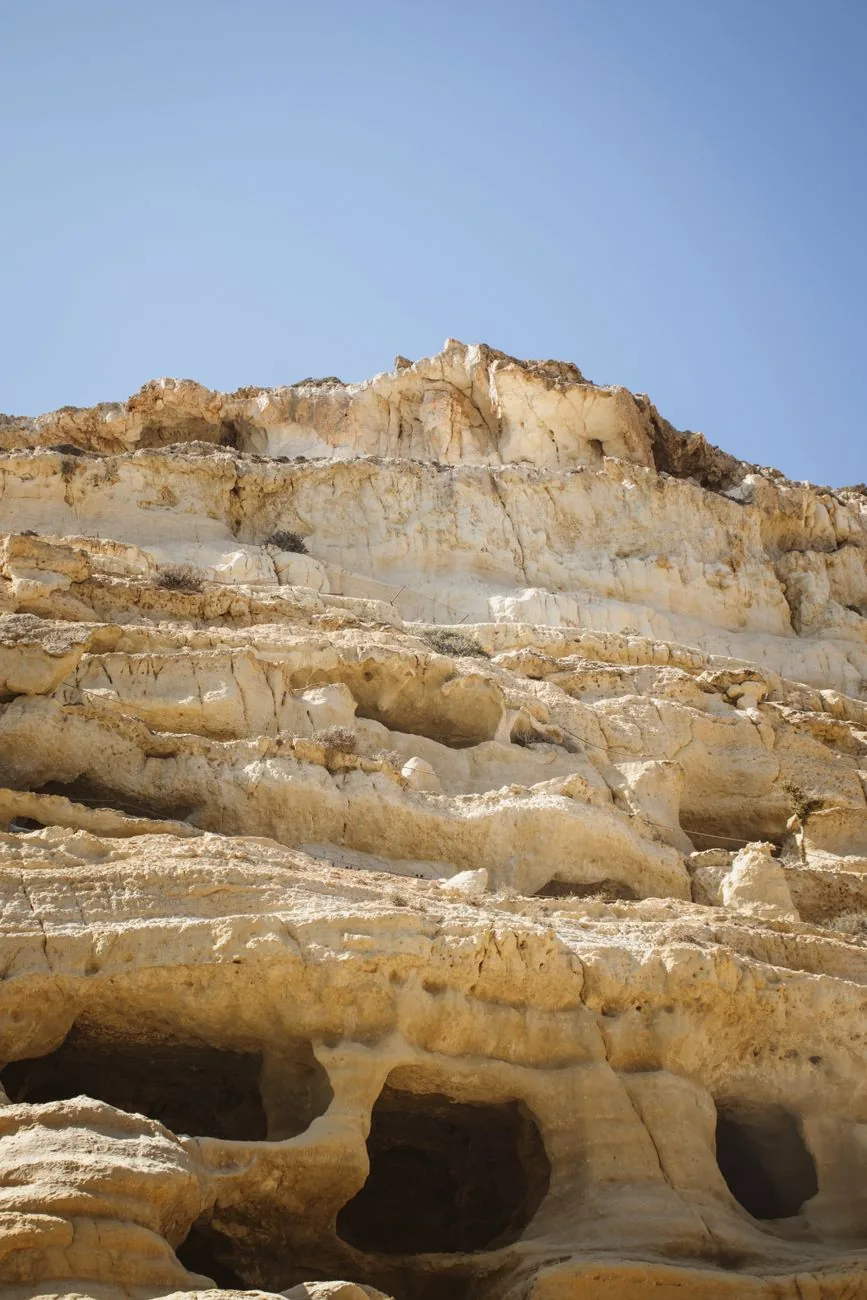 Les grottes creusées dans la falaise de grès de Matala