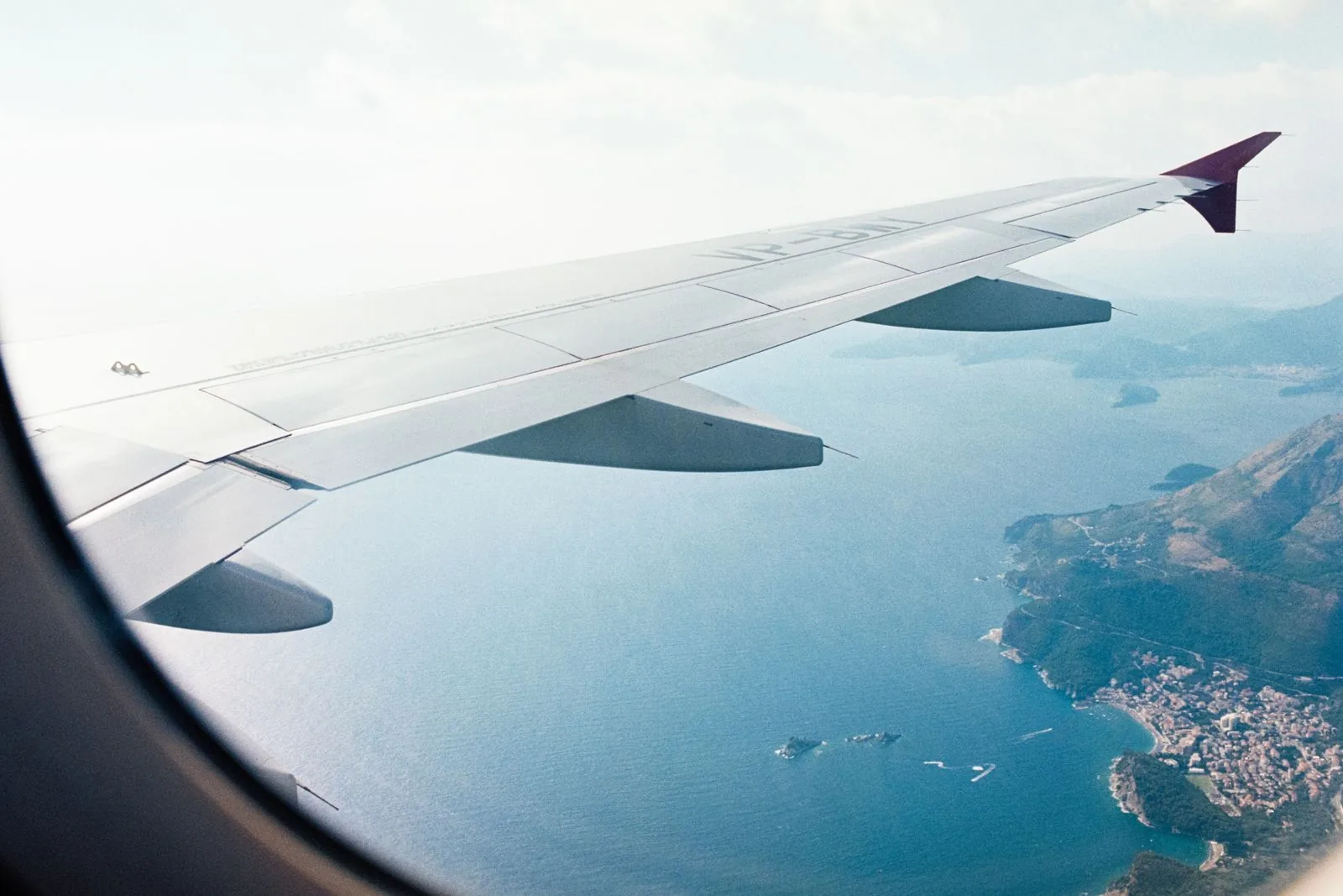 Vue depuis le hublot d'un avion sur la côte méditerranéenne en approche de la Crète
