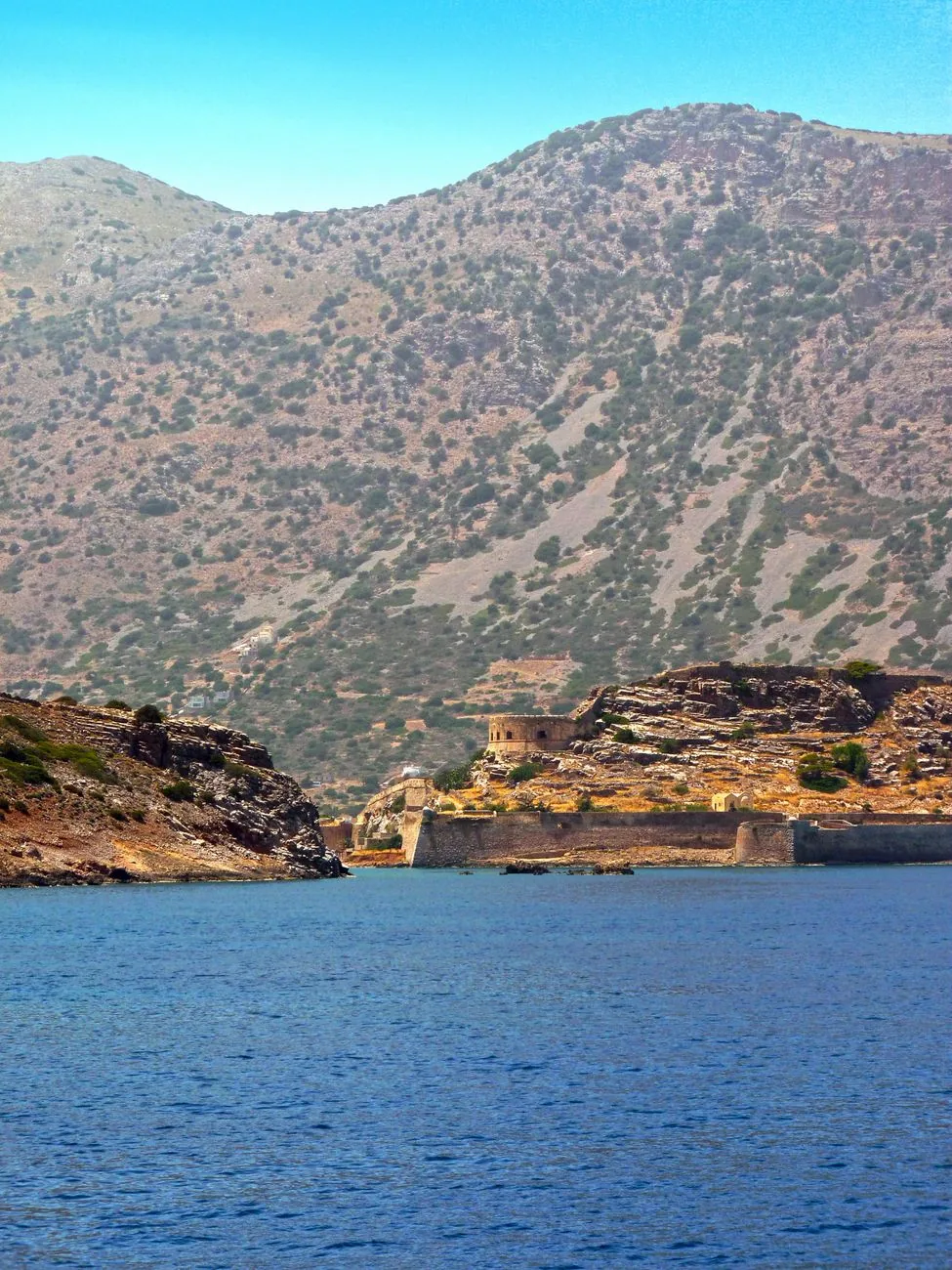 L'île-forteresse de Spinalonga au large d'Elounda, dans le Lassithi, en Crète