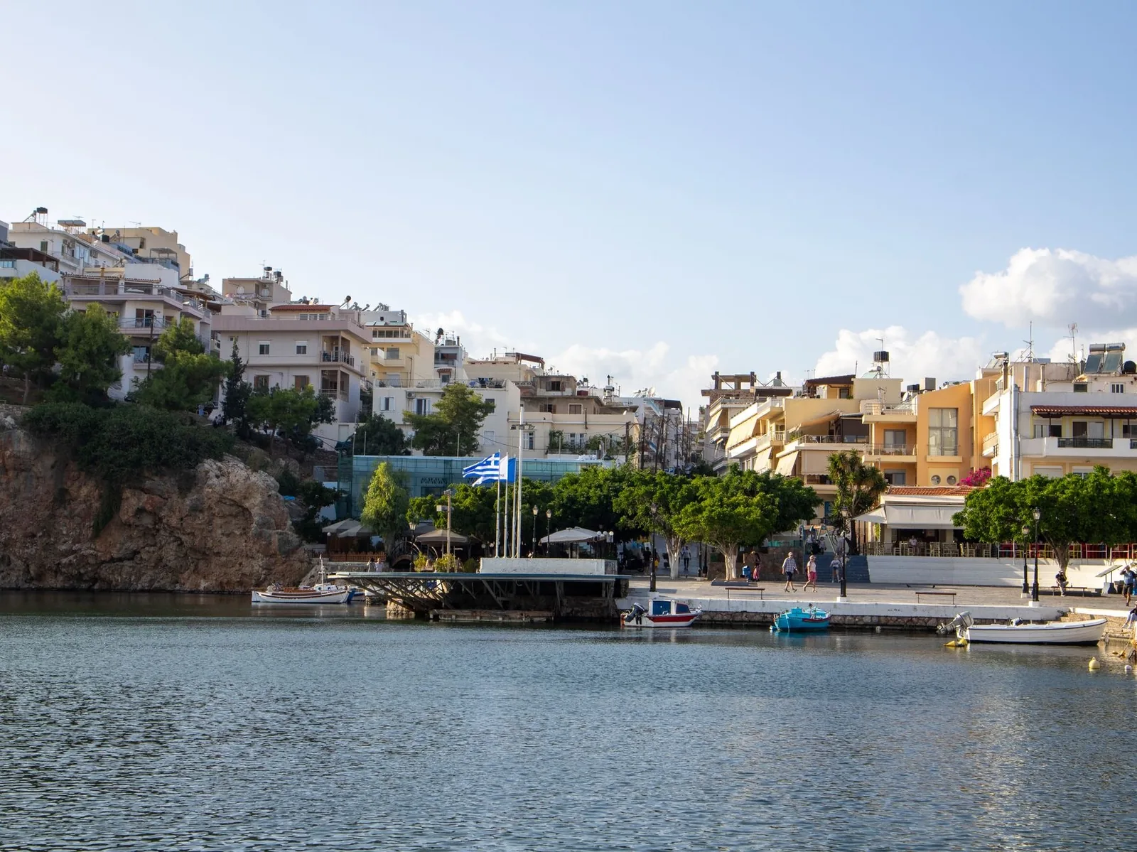 Le lac Voulismeni et ses terrasses au cœur d'Agios Nikolaos
