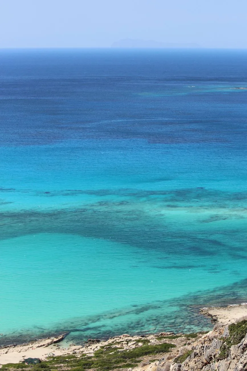 L'eau turquoise de Falassarna, à l'ouest de la Crète, avec une île à l'horizon