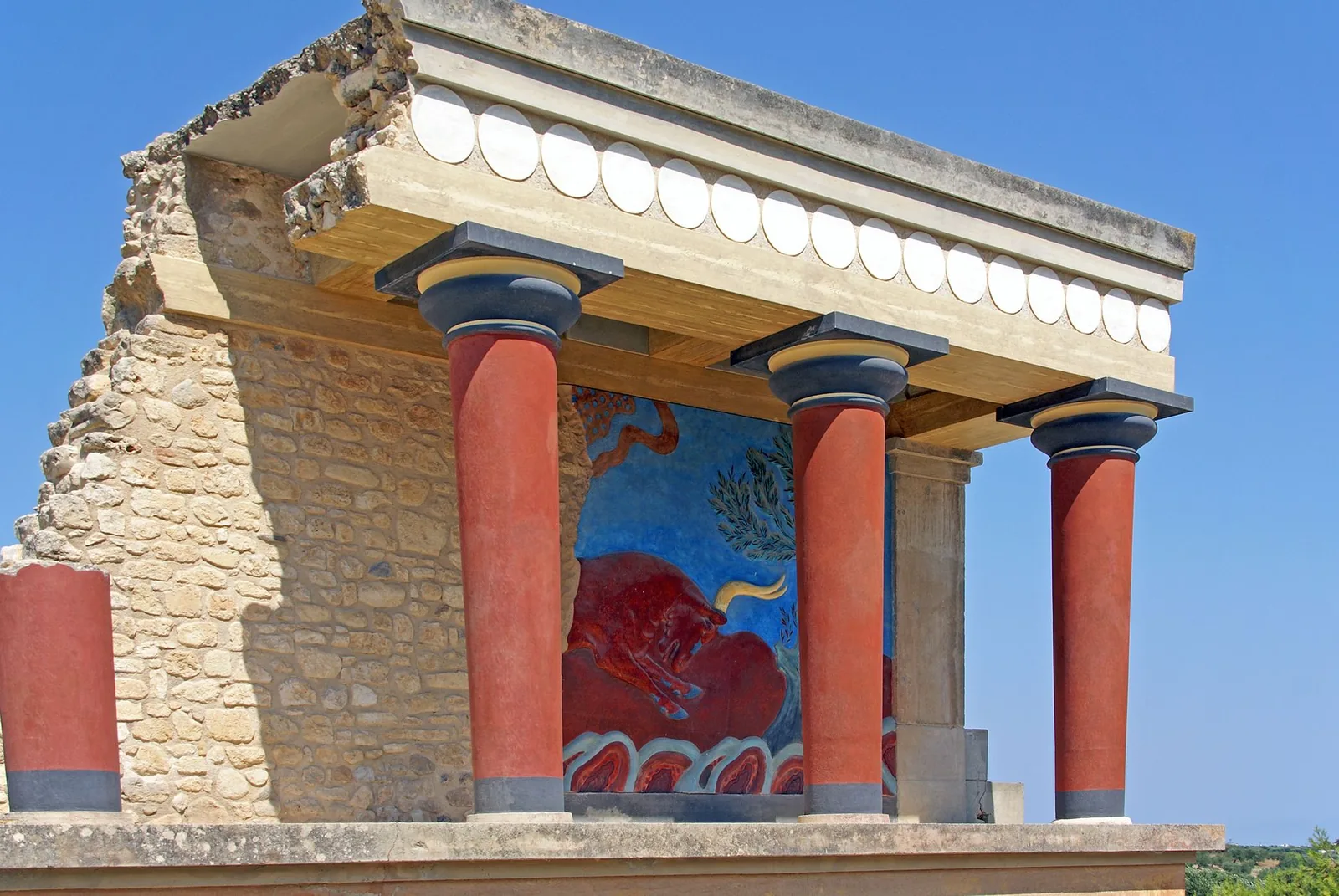 Colonnes rouges du palais minoen de Knossos, en Crète