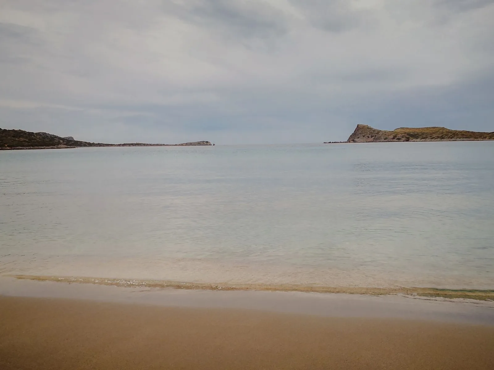Plage de sable calme près d'Agios Nikolaos, en Crète