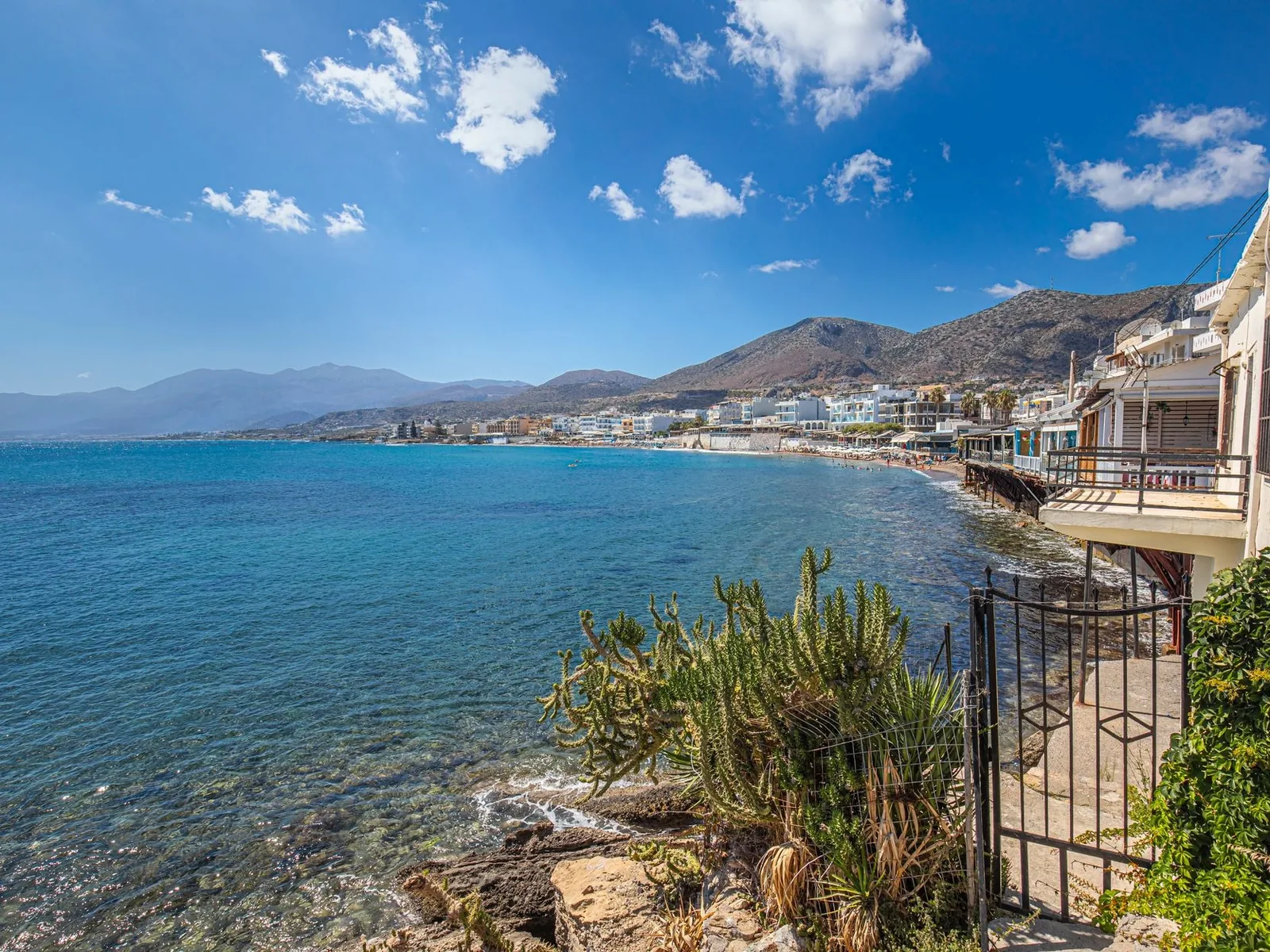 Côte turquoise et front de mer d'une ville de l'est de la Crète