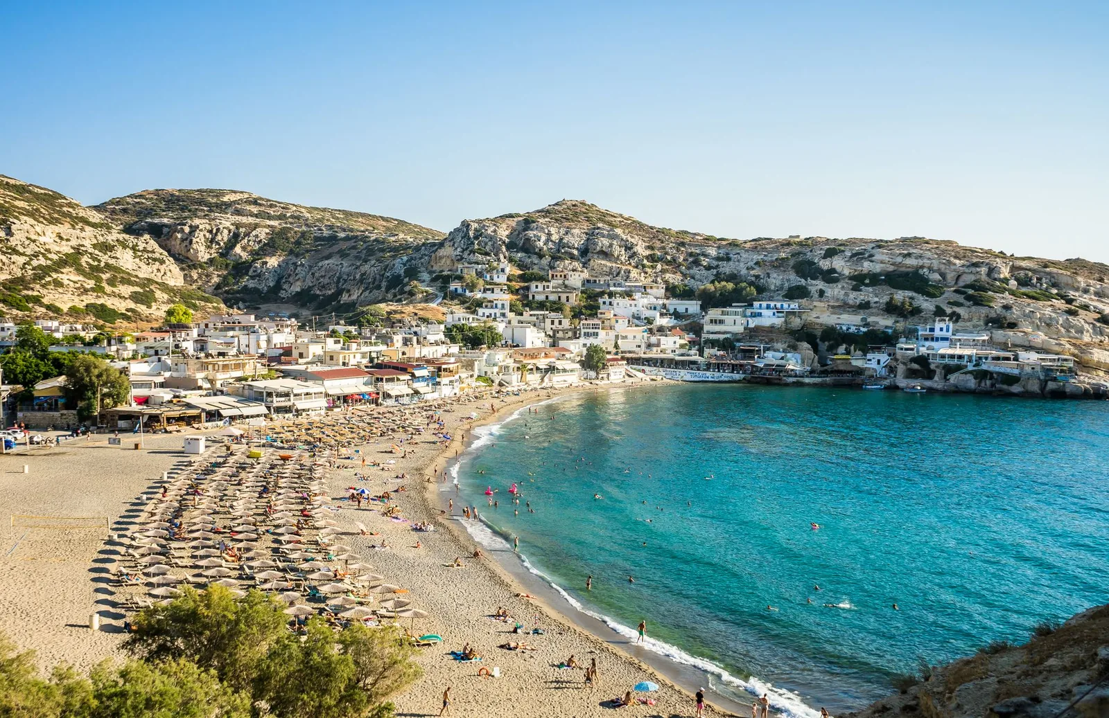 La plage de Matala au fond de sa baie, sur la côte sud de la Crète