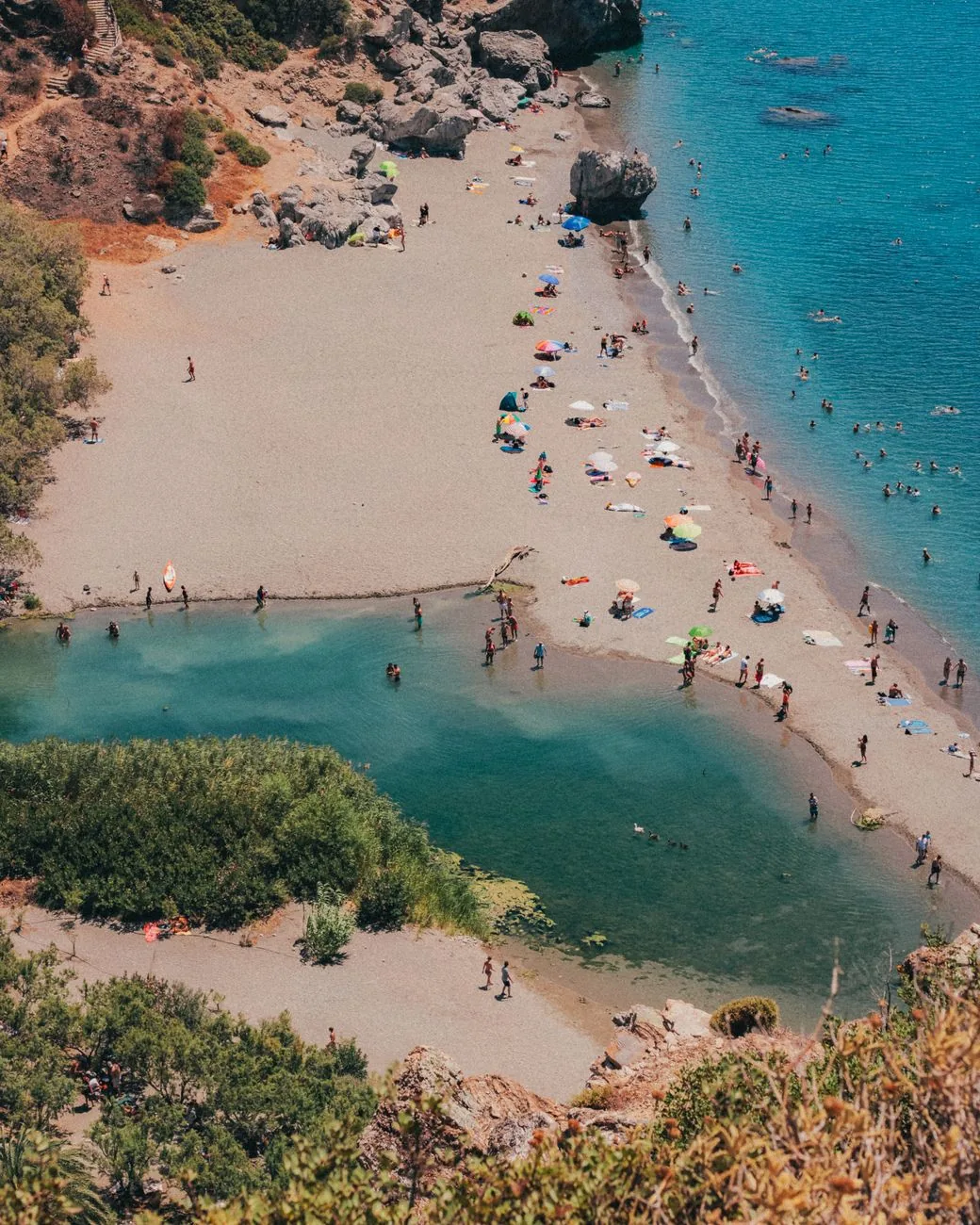 La plage de Preveli et l'embouchure de sa rivière rejoignant la mer, au sud de la Crète