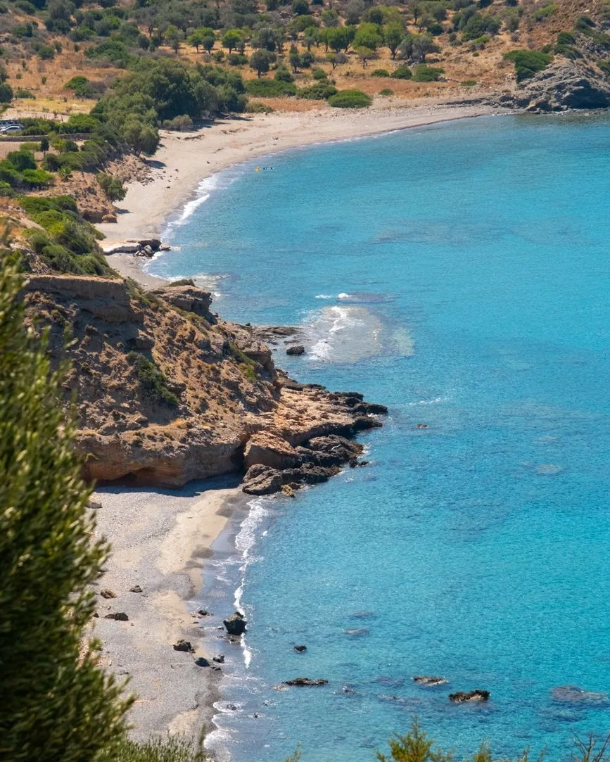 Crique de sable aux eaux turquoise sur la côte est de la Crète