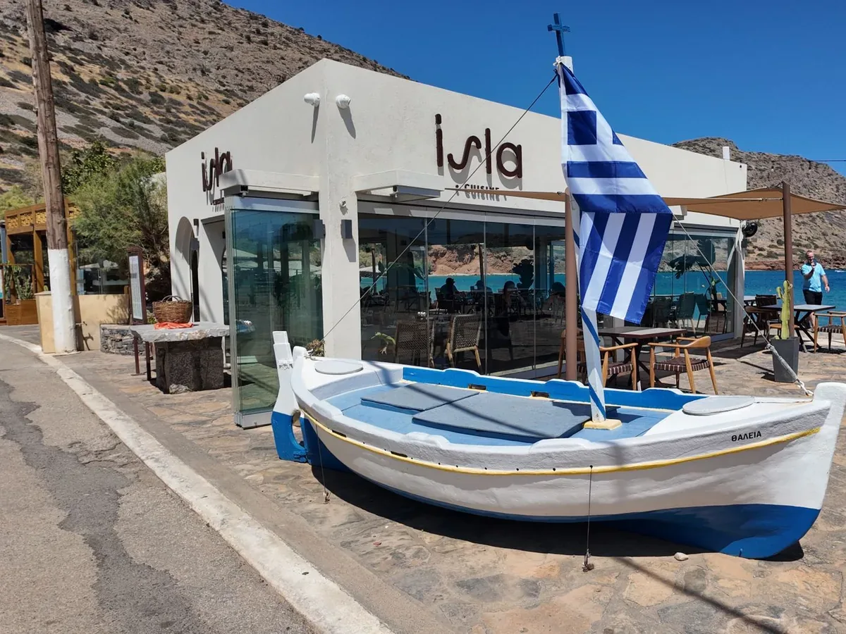 Taverne en bord de mer à Plaka, en Crète, face au golfe d'Elounda