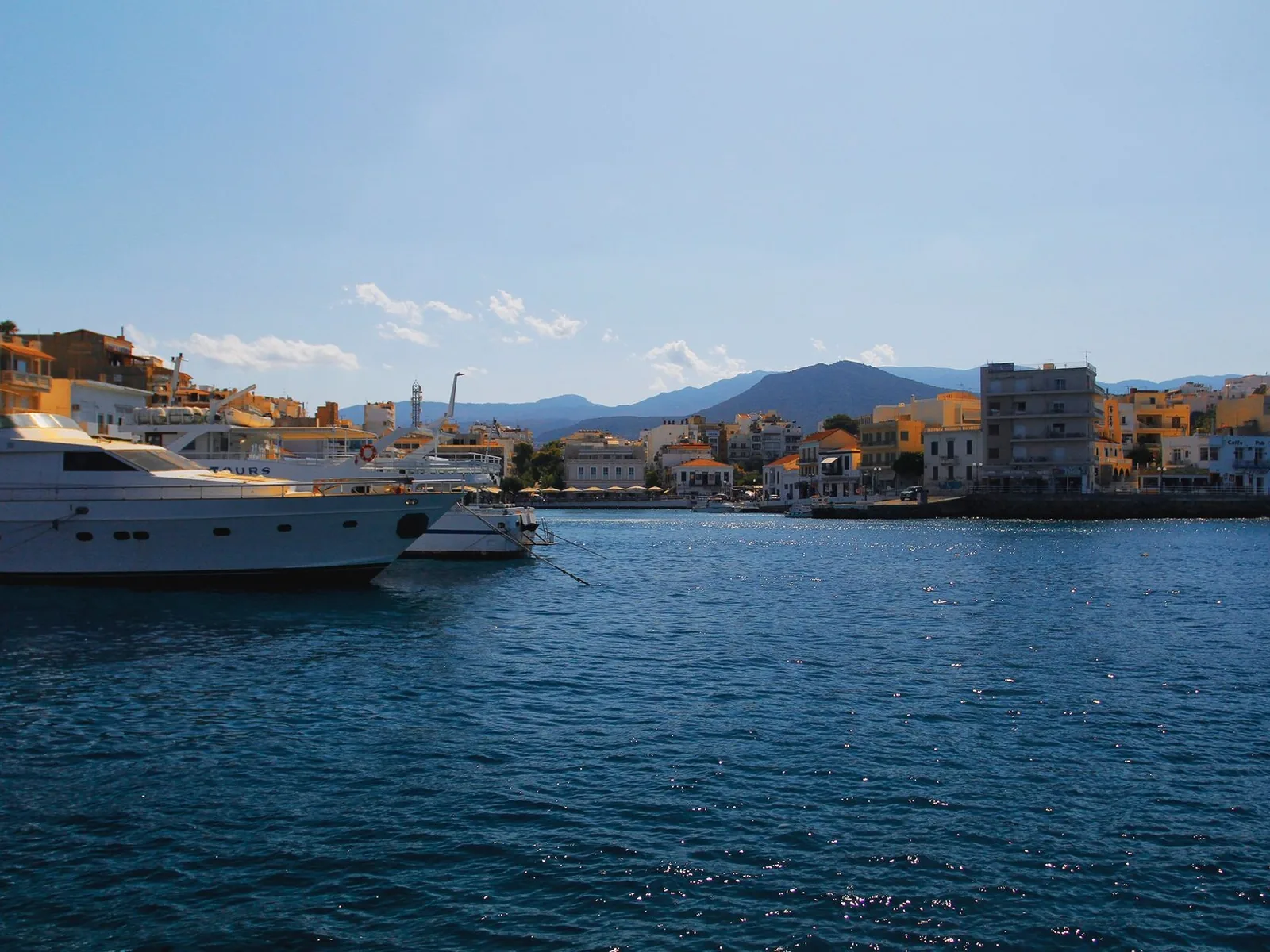 Yachts amarrés dans le port d'Agios Nikolaos, en Crète