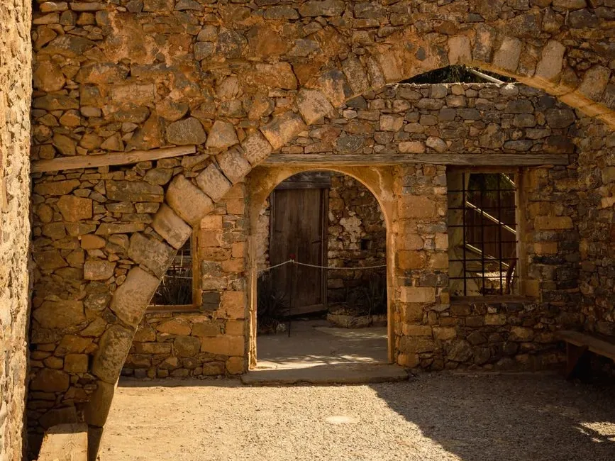 Passage voûté en pierre dans les murs de la forteresse de Spinalonga, en Crète