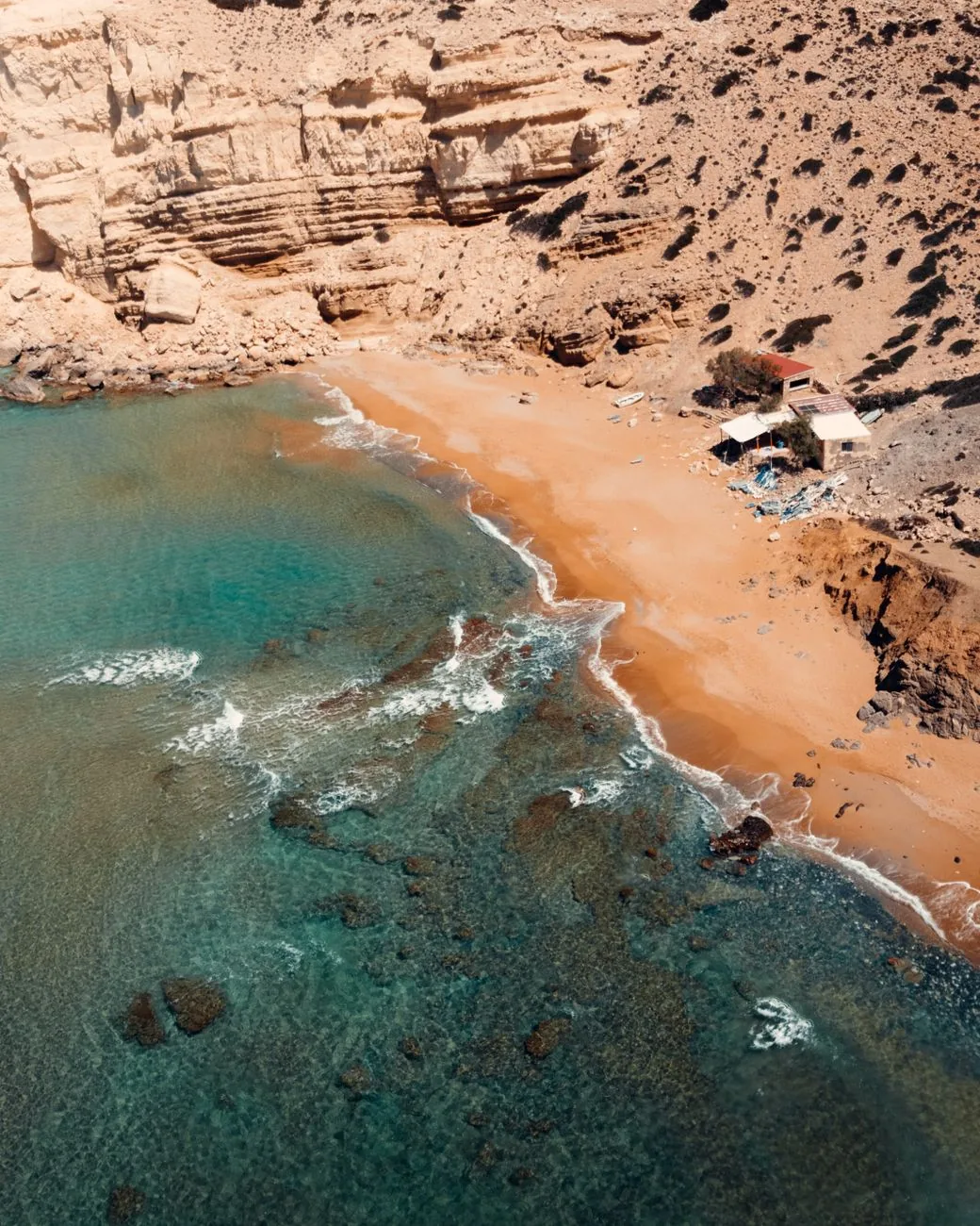 Crique de sable ocre sur la côte sud de la Crète, près de Matala