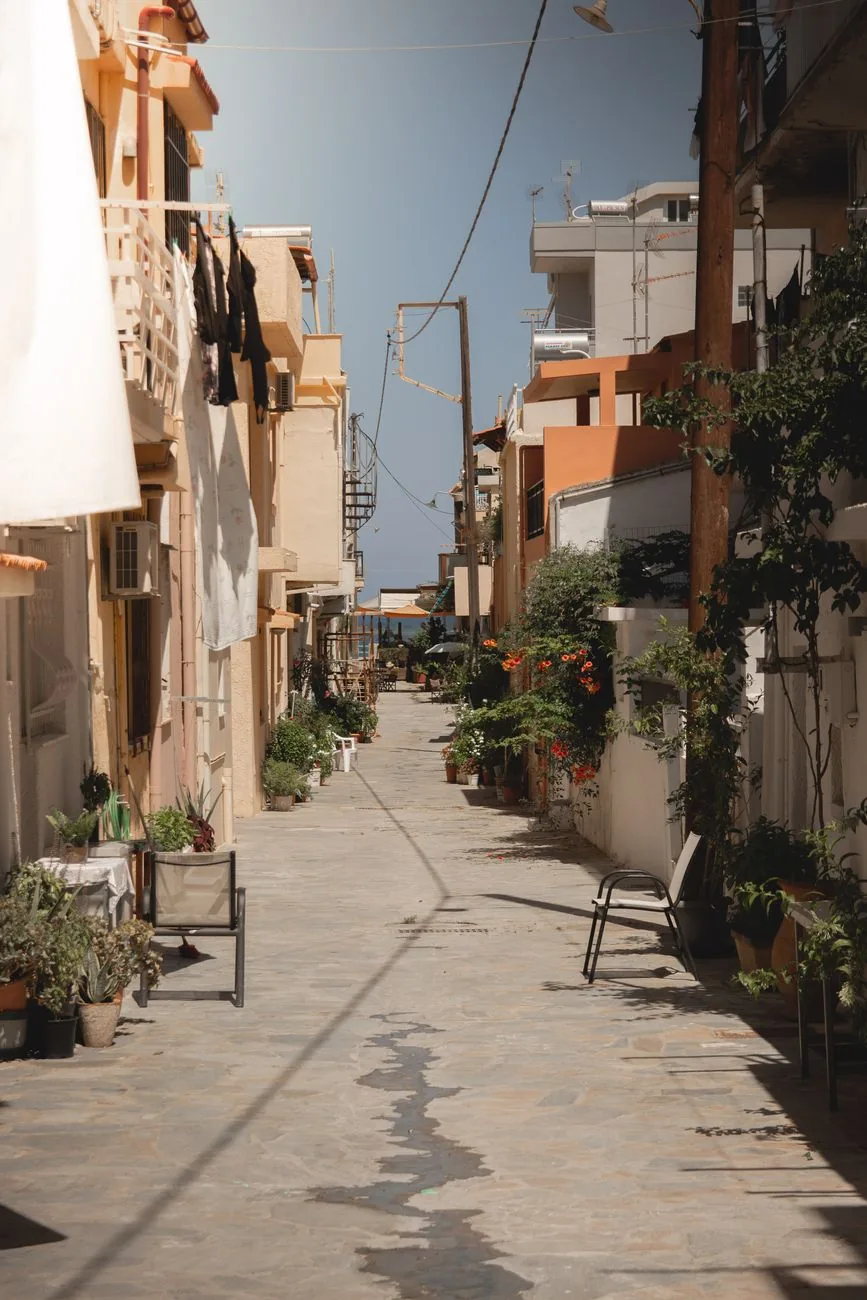Une ruelle pavée de la vieille ville de Réthymnon descendant vers la mer, en Crète