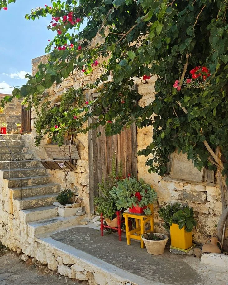 Ruelle en pierre et bougainvilliers dans un village de l'est de la Crète