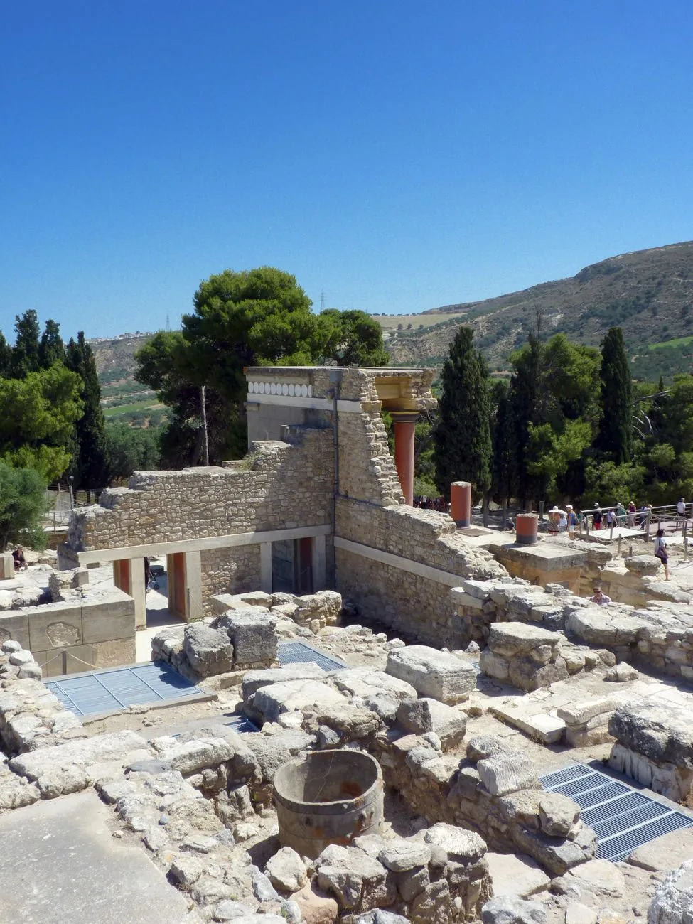 Vue d'ensemble des ruines du palais de Knossos et de ses colonnes rouges, près d'Héraklion
