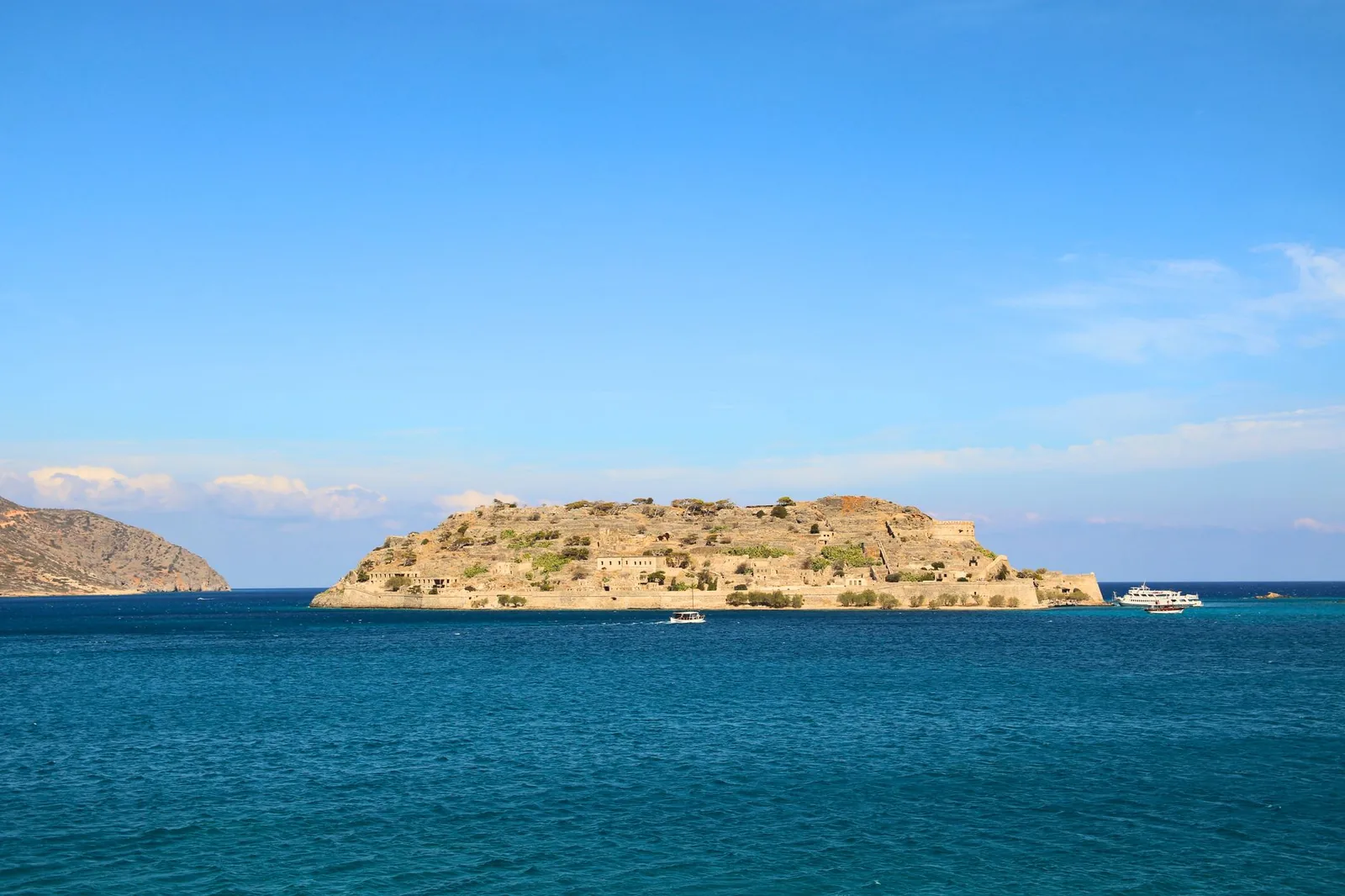L'île-forteresse de Spinalonga et ses fortifications vénitiennes sur une mer turquoise, dans le golfe de Mirabello en Crète